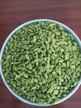 Public product photo - Our SVM Exports offer entire green cardamom seeds which are very requested and are broadly utilized everywhere.  Our crisp green cardamom seeds are acquired from the best assets.  These Green Cardamoms are otherwise called green elaichi, which is utilized as a part of tea generally, to cook reason, meds and others. Cardamom is the dried fruit of a herbaceous perennial, with branched subterranean rhizomes.  